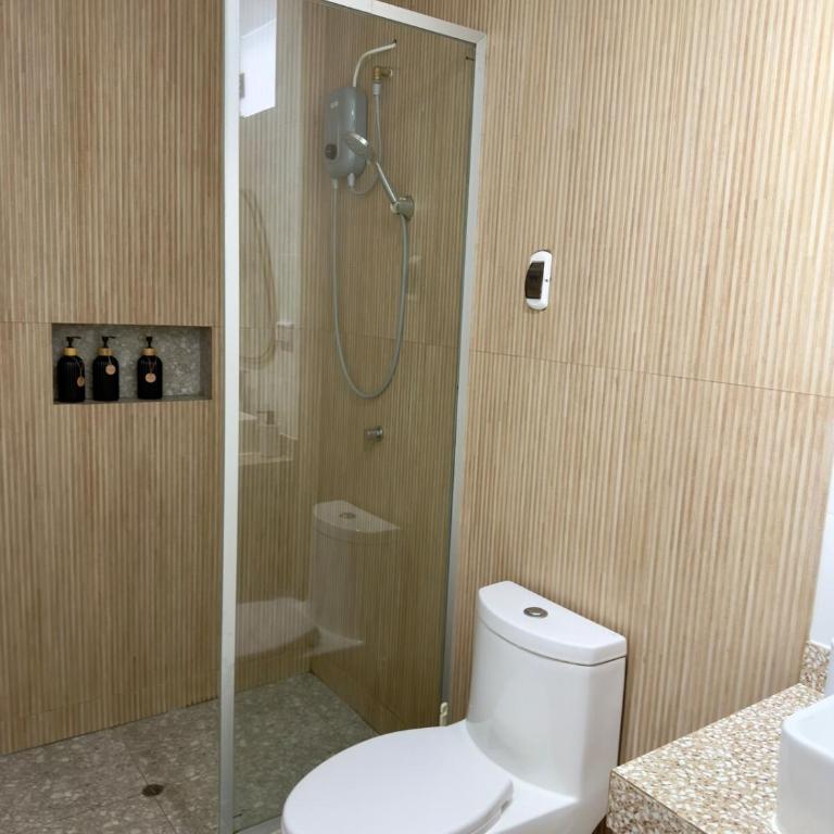 Modern apartment a short walk from the boulevard and beach - Two-Bedroom Apartment - 12