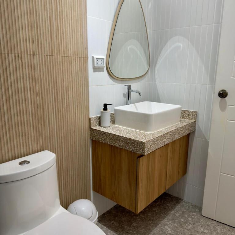 Modern apartment a short walk from the boulevard and beach - Two-Bedroom Apartment - 32