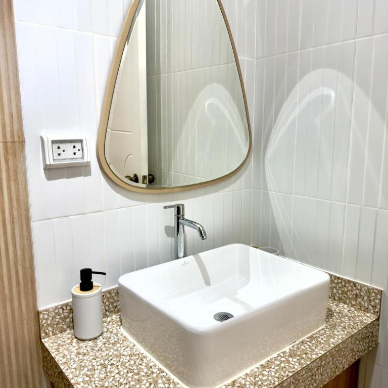 Modern apartment a short walk from the boulevard and beach - Two-Bedroom Apartment - 38