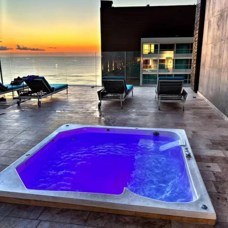 Luxury Stay- Pool, Gym Jacuzzi and Sea at your feet - One-Bedroom Apartment - 36