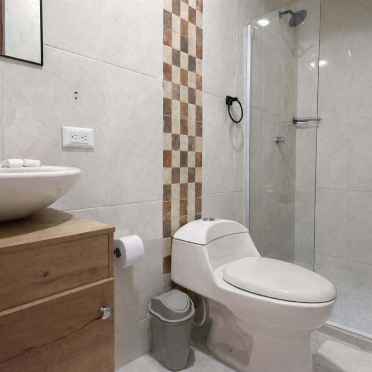 Hotel Getsemaní Central - Quadruple Room with Private Bathroom - 3