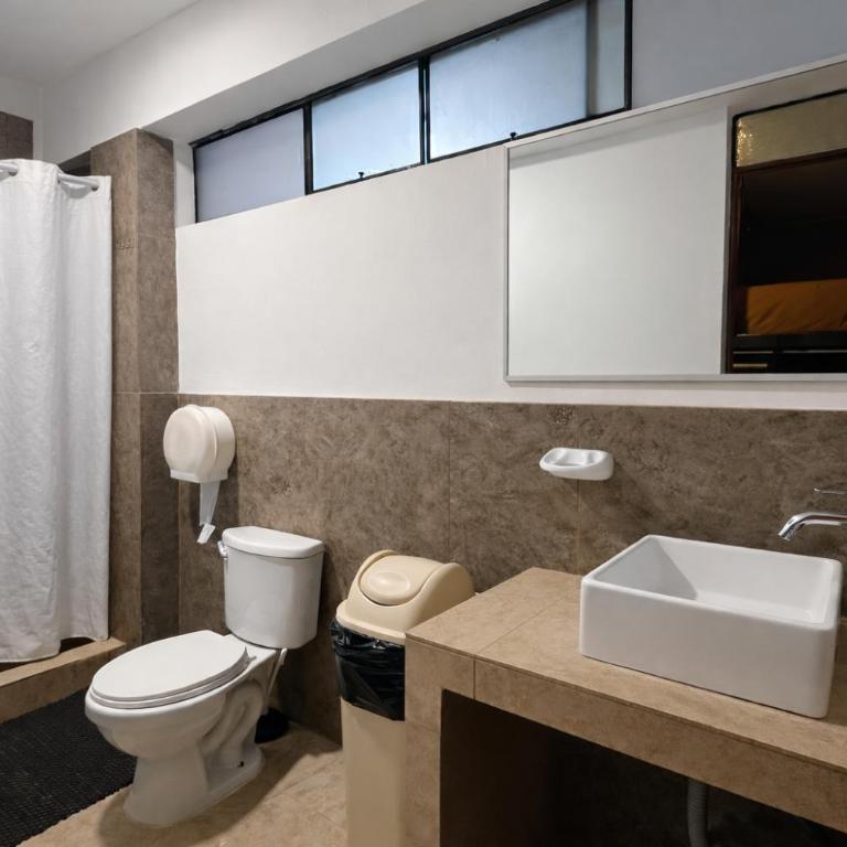 Wild Rover Huacachina - Double Room with Private Bathroom - 4