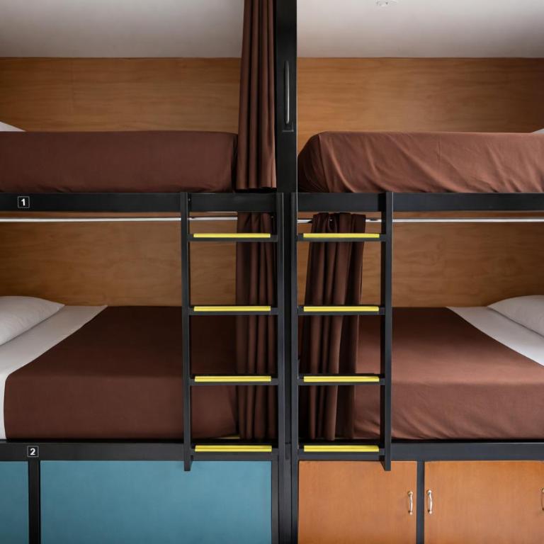 Wild Rover Huacachina - Deluxe Pod-Style 4-Bed Dormitory Room with Private Bathroom - 1