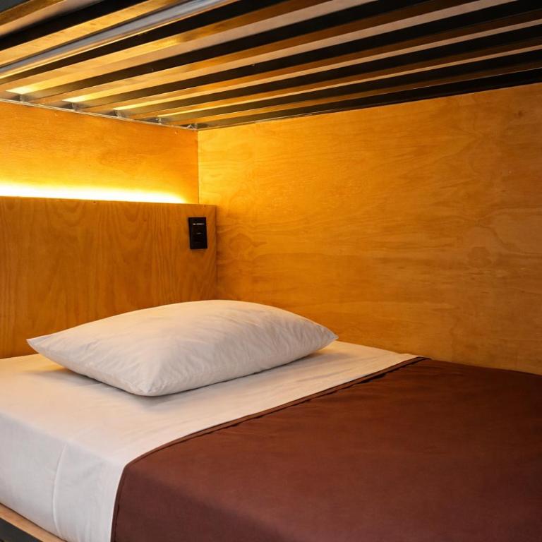 Wild Rover Huacachina - Cápsula Deluxe en habitación compartida con 4 camas y baño privado - 3