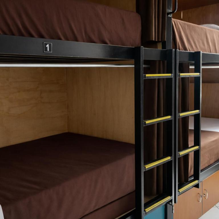 Wild Rover Huacachina - Deluxe Pod-Style 4-Bed Dormitory Room with Private Bathroom - 4