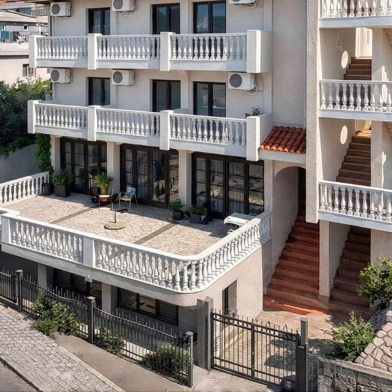 Villa Sara Wellness, Bar, Sutomore - Dvokrevetna Soba sa Zasebnim Krevetima i Tušem - 1