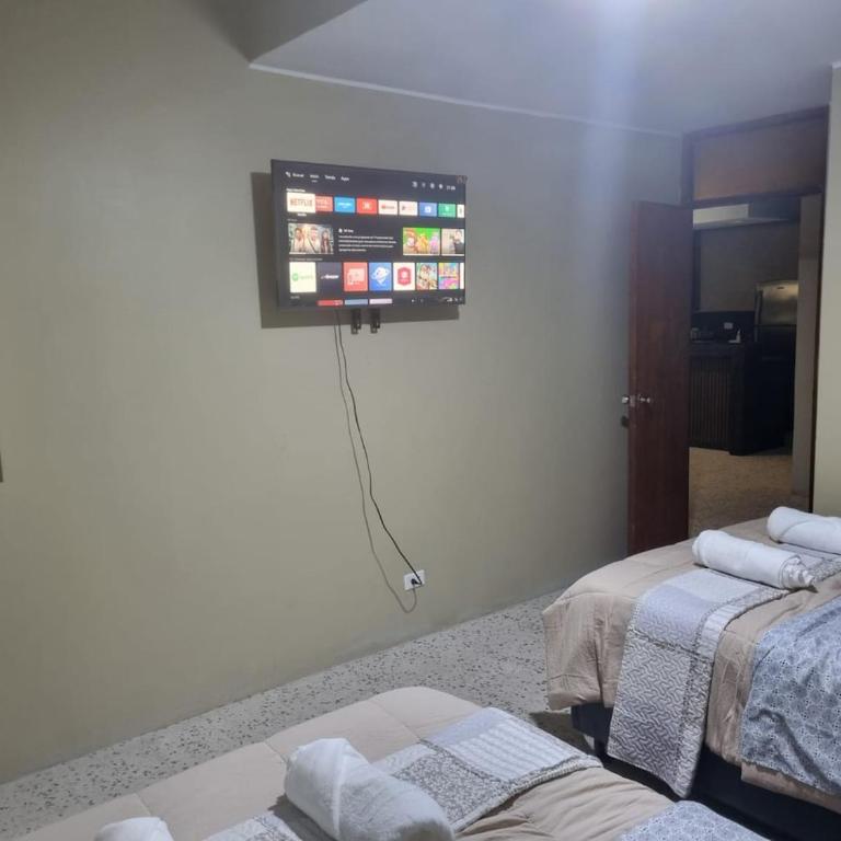 Departamento en Ica super céntrico en Urb San Miguel - Three-Bedroom Apartment - 8