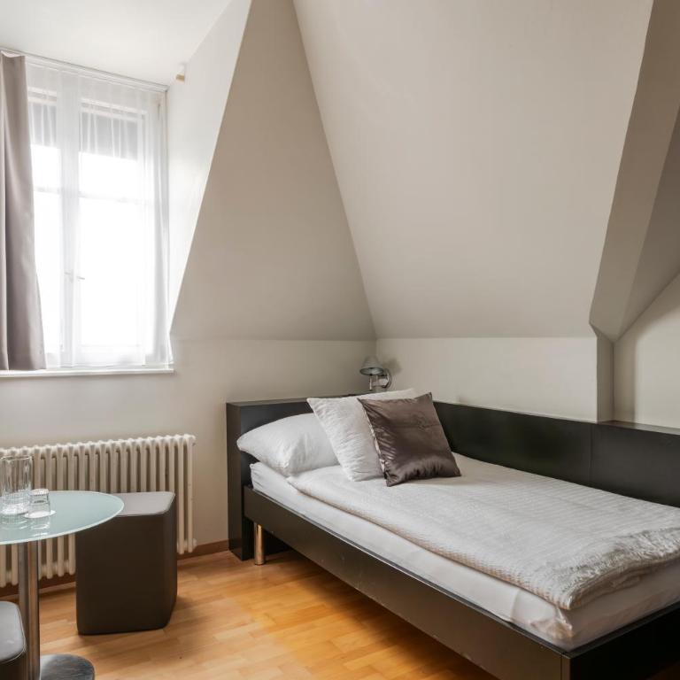 Boutique Hotel KARL - Vierbettzimmer mit Fluss- und Bergblick - 2