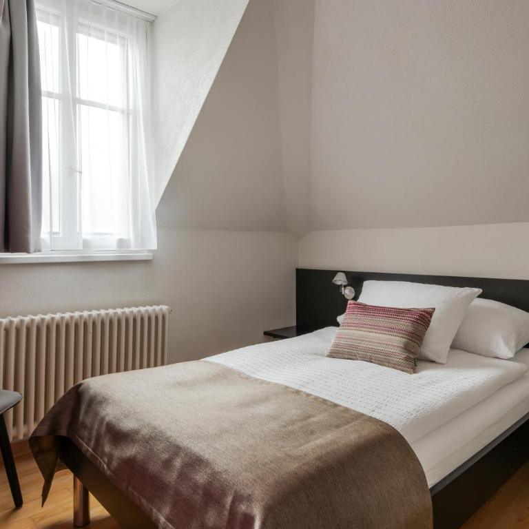 Boutique Hotel KARL - Vierbettzimmer mit Fluss- und Bergblick - 1