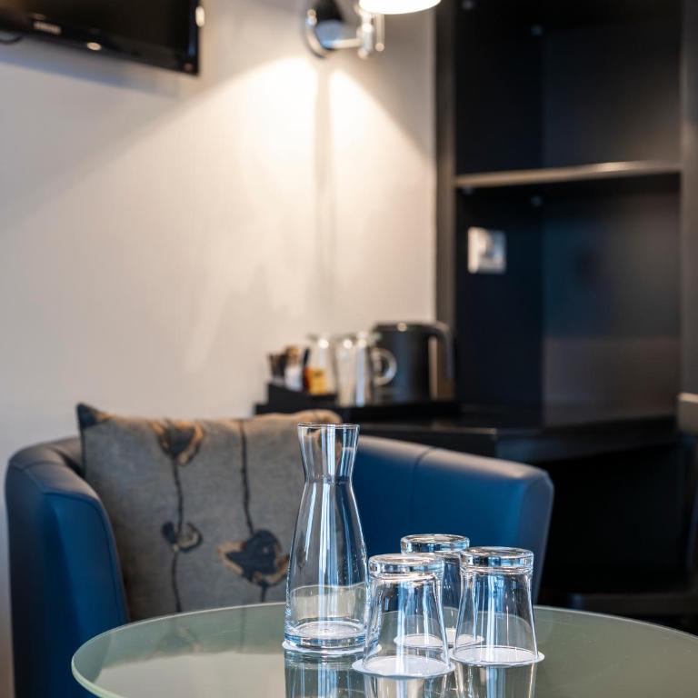 Boutique Hotel KARL - Dreibettzimmer mit Balkon und Fluss- und Bergblick - 4