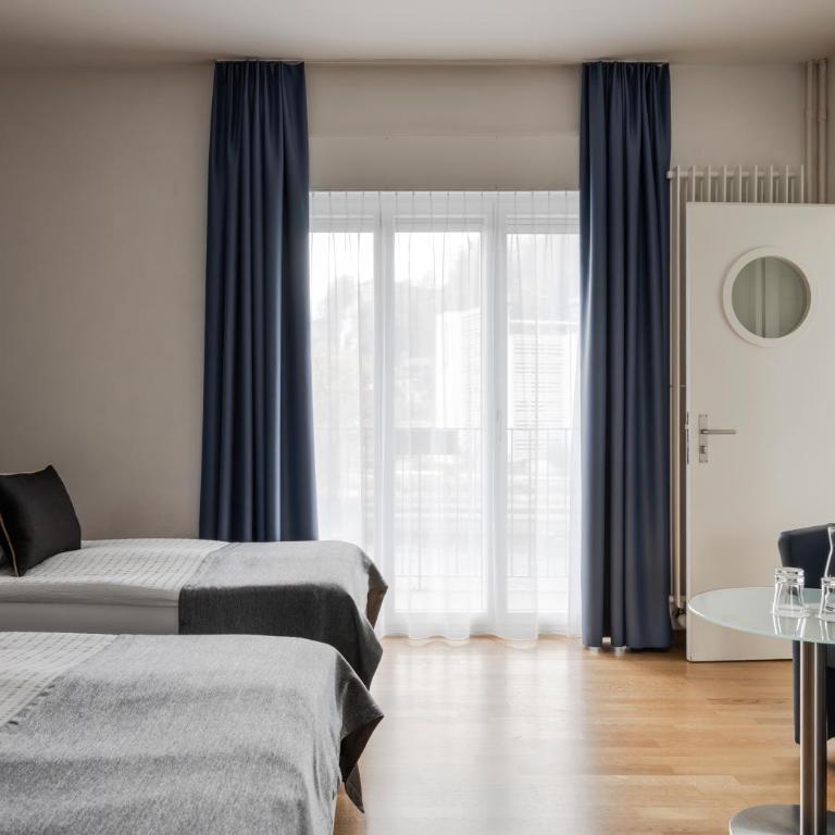 Boutique Hotel KARL - Dreibettzimmer mit Balkon und Fluss- und Bergblick - 2