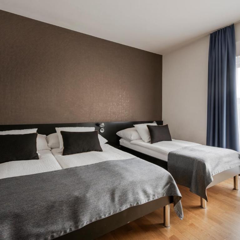 Boutique Hotel KARL - Dreibettzimmer mit Balkon und Fluss- und Bergblick - 1