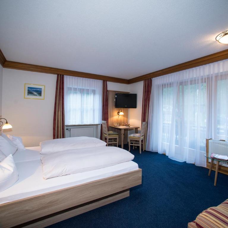 Aktivhotel & Gasthof Schmelz Ihr familienfreundliches Urlaubs Hotel mit Wellness, Almsauna, Chiemgau Karte - Dreibettzimmer mit Balkon - 2
