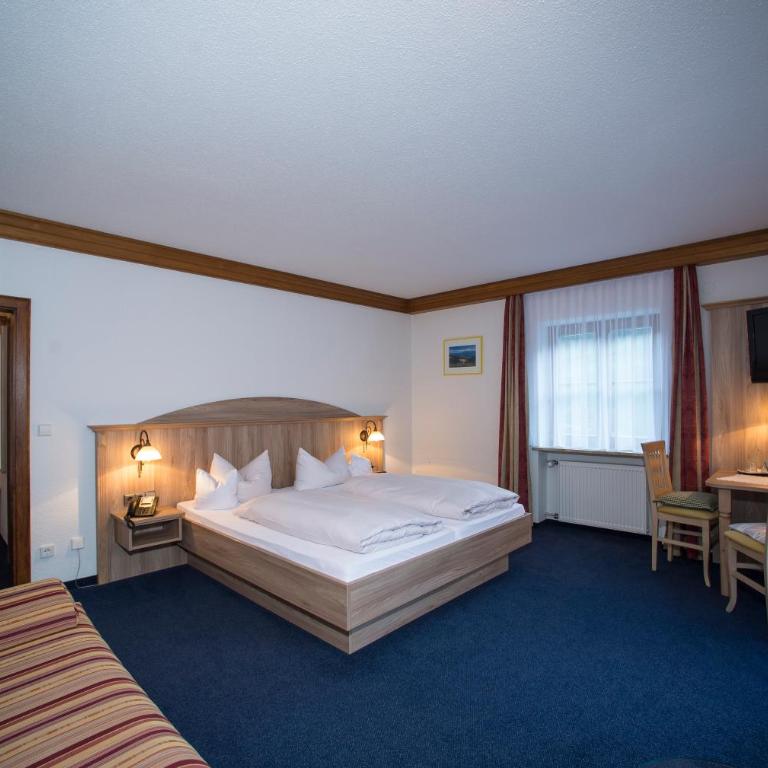 Aktivhotel & Gasthof Schmelz Ihr familienfreundliches Urlaubs Hotel mit Wellness, Almsauna, Chiemgau Karte - Doppelzimmer mit Balkon - 1