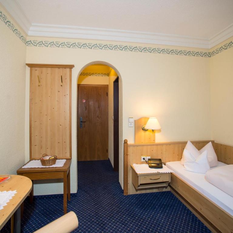 Aktivhotel & Gasthof Schmelz Ihr familienfreundliches Urlaubs Hotel mit Wellness, Almsauna, Chiemgau Karte - Classic Einzelzimmer - 1