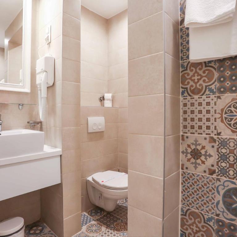 Hotel Divan - Standardna Dvokrevetna Soba sa Bračnim Krevetom/Zasebnim Krevetima - 31