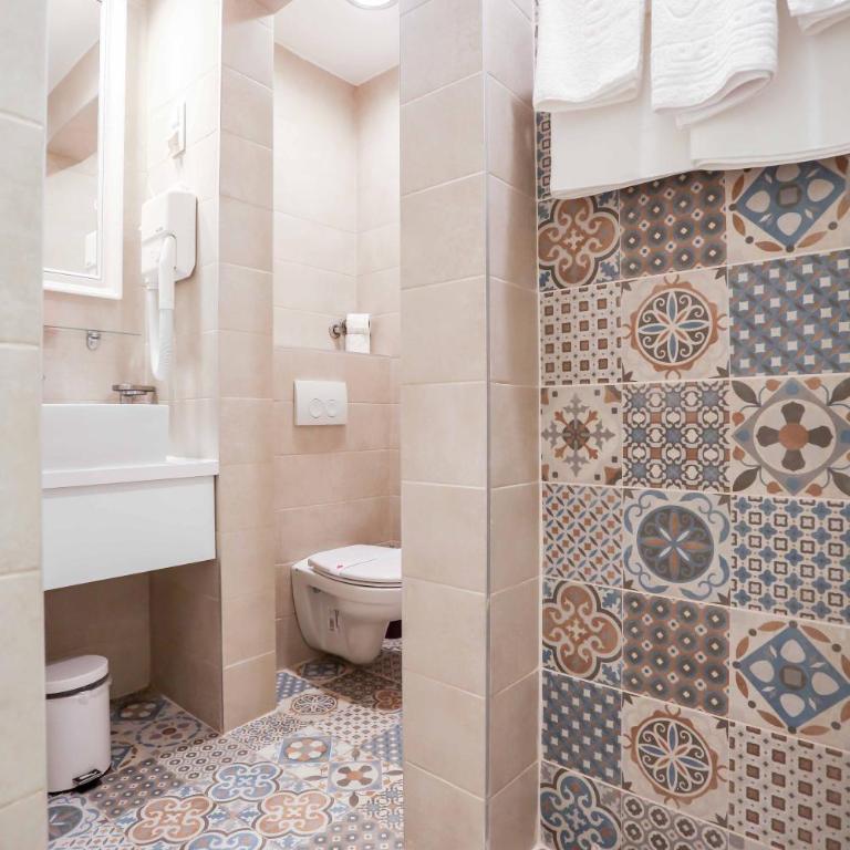 Hotel Divan - Standardna Dvokrevetna Soba sa Bračnim Krevetom/Zasebnim Krevetima - 27