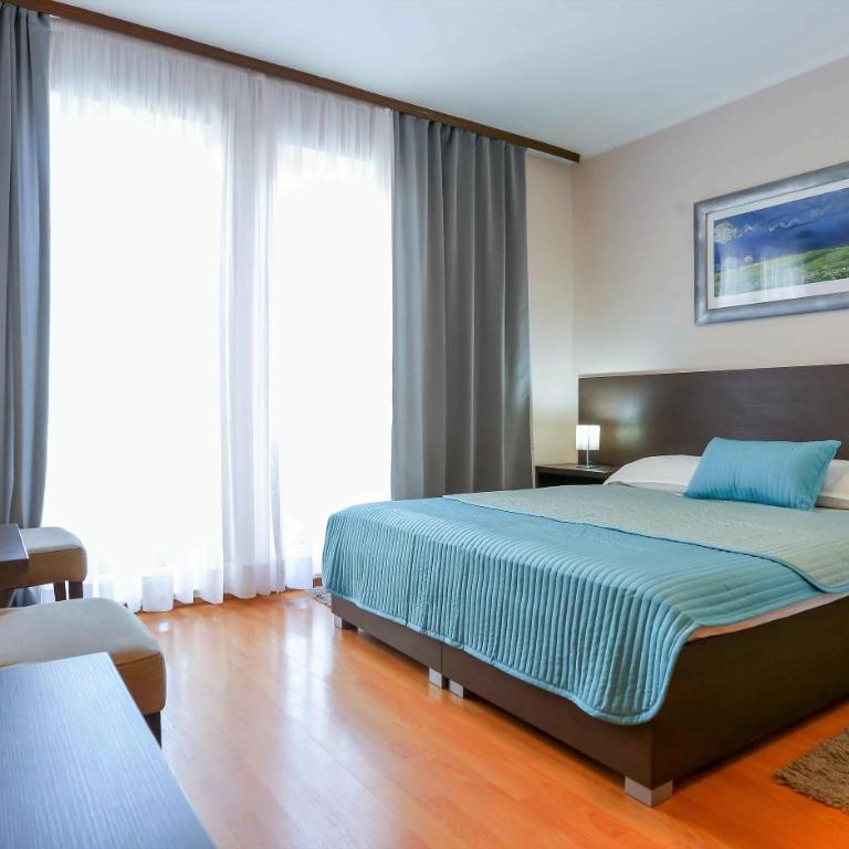 Hotel Divan - Dvokrevetna Soba sa Bračnim Krevetom/Zasebnim Krevetima - 12