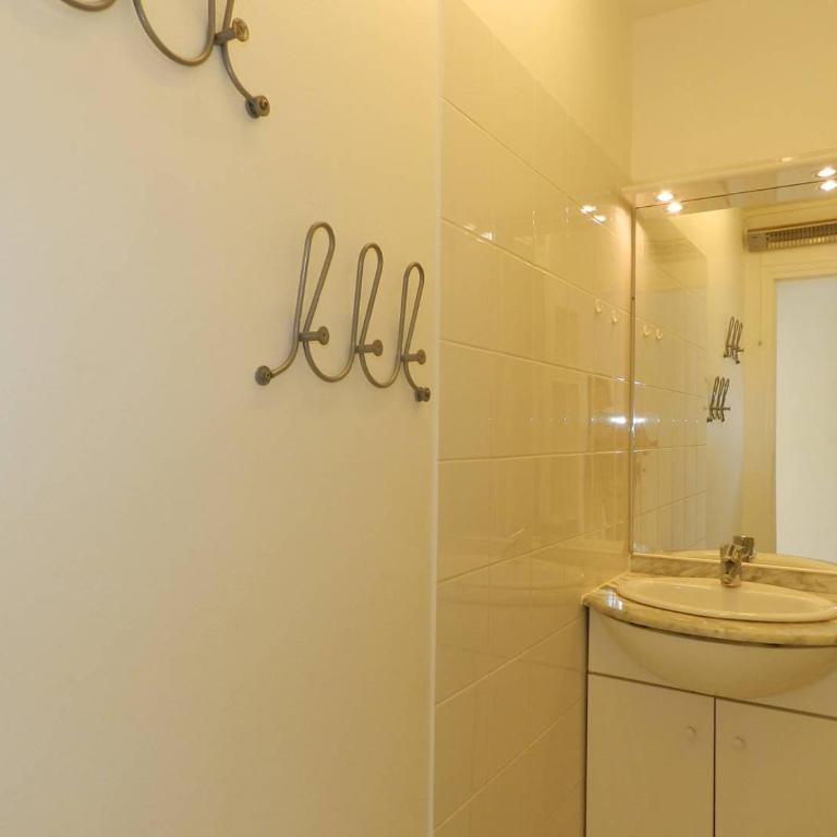 BO100-E40 Appartement 2 pièces 4 couchages BORMES LES MIMOSAS - Appartement 1 Chambre - 11