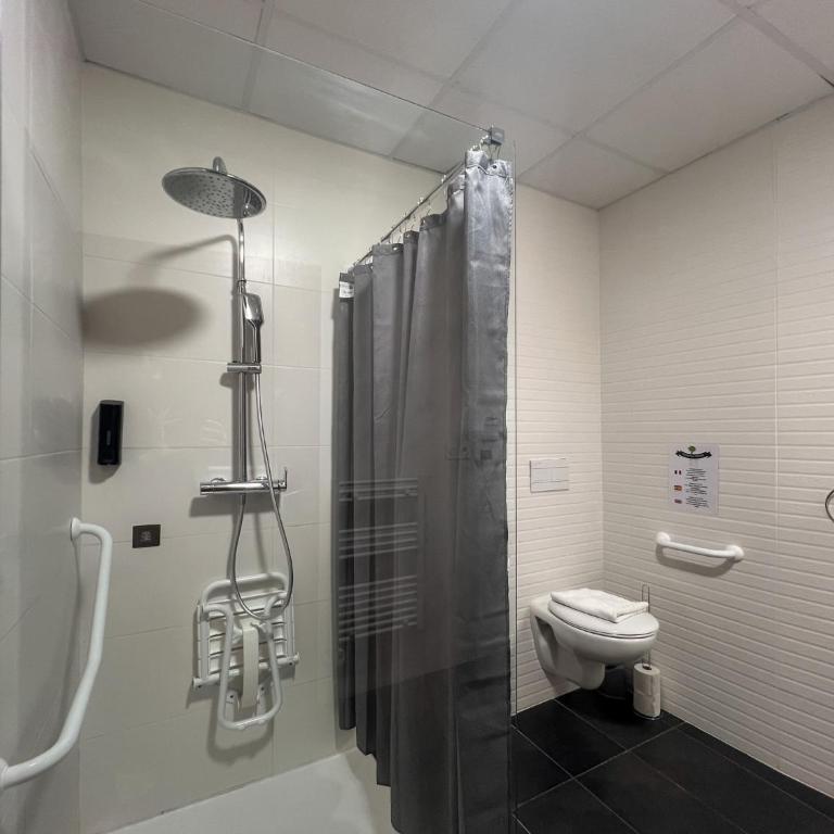 SQUARE HOTEL - Chambre Quadruple - Accessible aux Personnes à Mobilité Réduite - 2