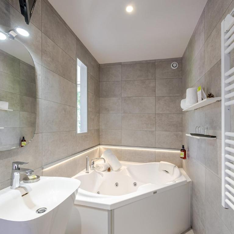 Les Loges Du Parc - Chambre Double Deluxe avec Baignoire d’Hydromassage - Loups Blancs - 6
