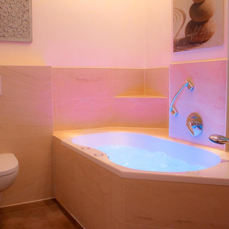 Hotel Kriemhild am Hirschgarten - Deluxe Suite mit Whirlpool-Badewanne - 5