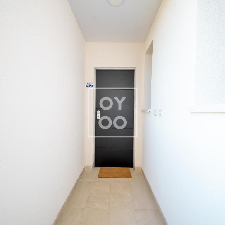Orihuela Poolside Retreat, High-end apt, Pool views - by OYOOSTAYS - Apartamento Deluxe de 2 dormitorios con vistas al jardín - 3