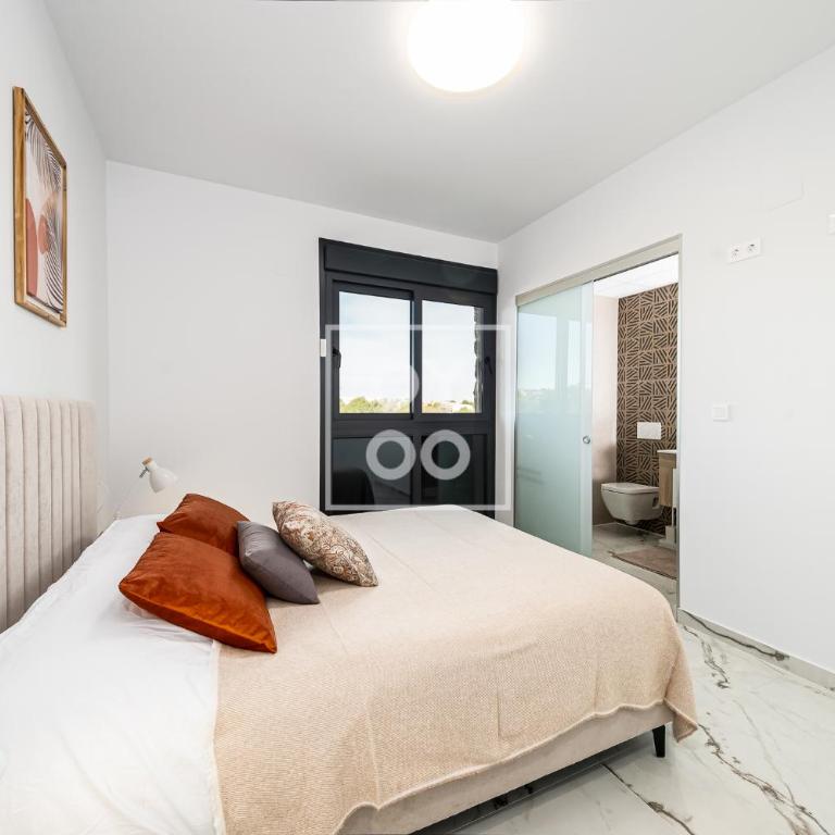 Orihuela Poolside Retreat, High-end apt, Pool views - by OYOOSTAYS - Apartamento Deluxe de 2 dormitorios con vistas al jardín - 13