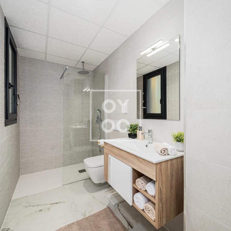 Orihuela Poolside Retreat, High-end apt, Pool views - by OYOOSTAYS - Apartamento Deluxe de 2 dormitorios con vistas al jardín - 16