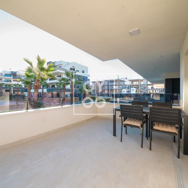 Orihuela Poolside Retreat, High-end apt, Pool views - by OYOOSTAYS - Apartamento Deluxe de 2 dormitorios con vistas al jardín - 11