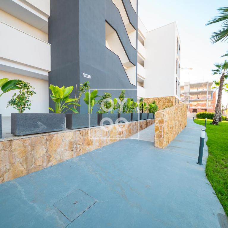 Orihuela Poolside Retreat, High-end apt, Pool views - by OYOOSTAYS - Apartamento Deluxe de 2 dormitorios con vistas al jardín - 20