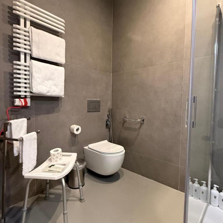 J Maluni City Hotel - Double Room - Disability Access - 6