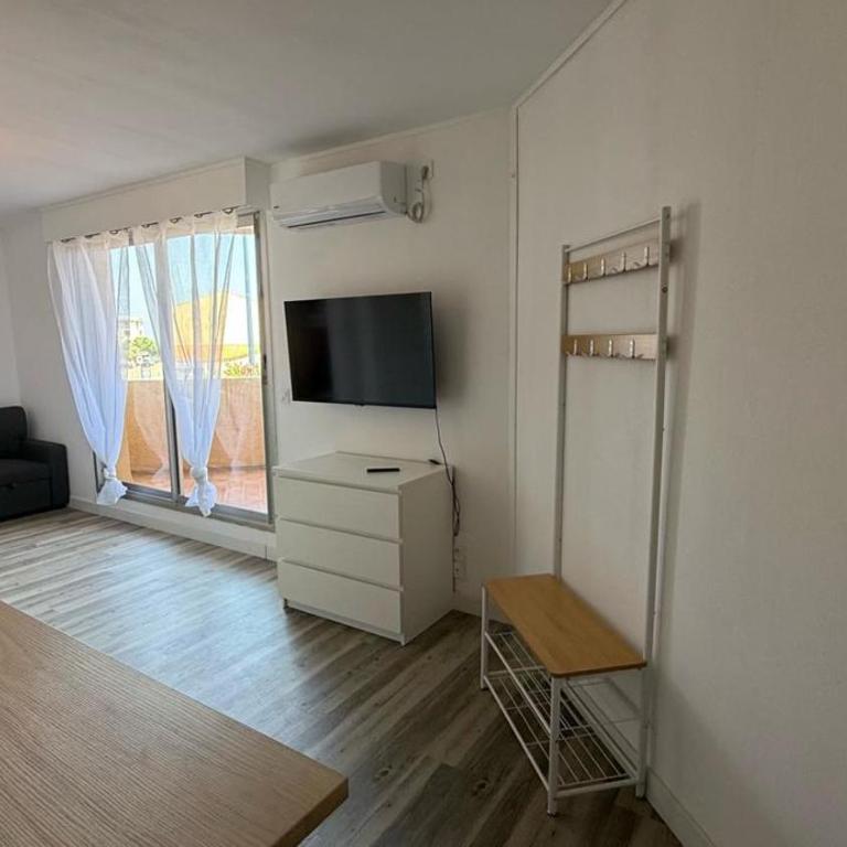 AIG_172 Charmant appartement T2 - 5 Personnes - rénové à Saint-Pierre-la-Mer - Appartement 1 Chambre avec Balcon - 1