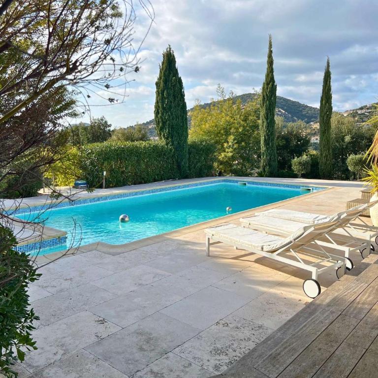 LE MAS DES OISEAUX Villa pour 6 personnes avec piscine privée, à deux pas du Golf de Valcros, à La Londe-Les-Maures - Ferienhaus mit 3 Schlafzimmern - 3