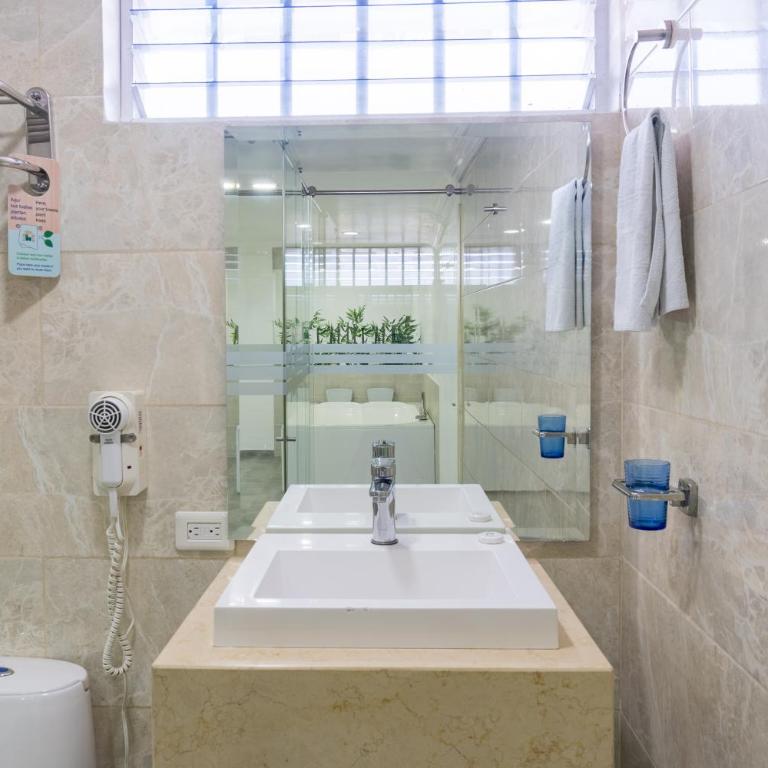 Hotel Caquetá Real HSC - Habitación Doble Deluxe (2 adultos + 1 niño) - 7