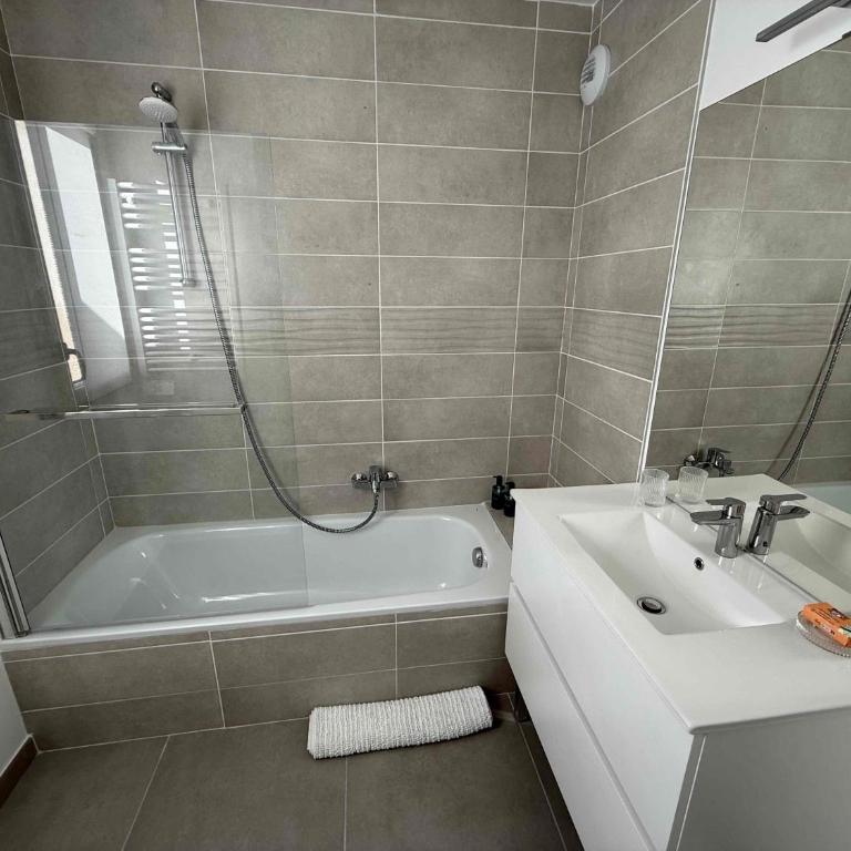 Les Terrasses d'Antibes - 2BR Duplex with Terrace - Two-Bedroom Apartment with Balcony and Terrace - 16