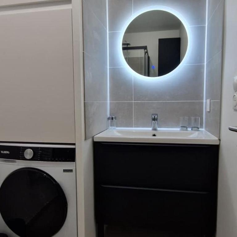 superbe escapade au cœur de la ville clim parking et piscine - Haus mit 1 Schlafzimmer - 16
