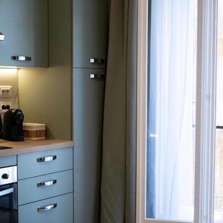 ELIOS LIVING - Parcheggio Privato, Vicino al centro, 200m dal Mare - Appartamento Superior con 1 Camera da Letto e Balcone - 55
