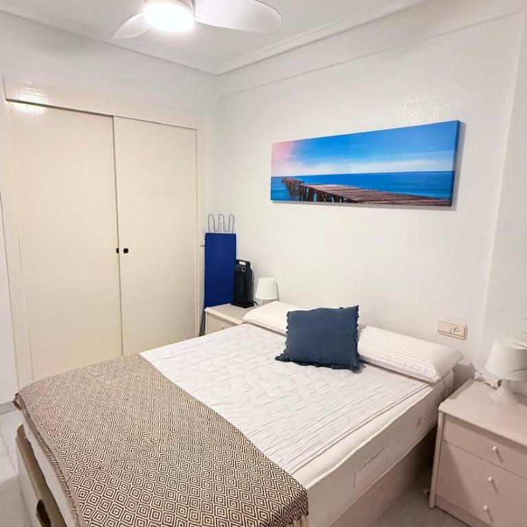 Sunny Apartament with Pool & Beach - Three-Bedroom Apartment Suite - 7