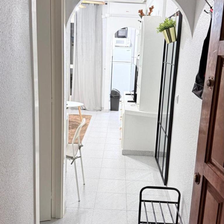 Sunny Apartament with Pool & Beach - Three-Bedroom Apartment Suite - 8