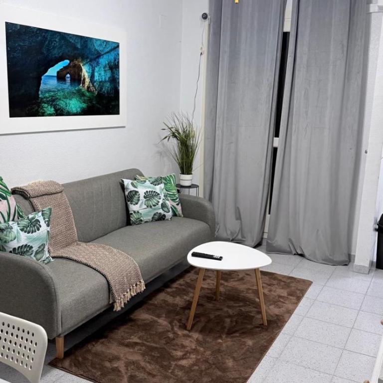 Sunny Apartament with Pool & Beach - Three-Bedroom Apartment Suite - 9