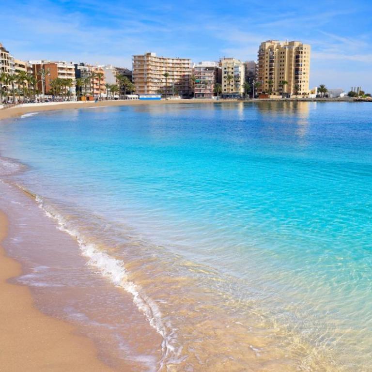 Sunny Apartament with Pool & Beach - Three-Bedroom Apartment Suite - 15