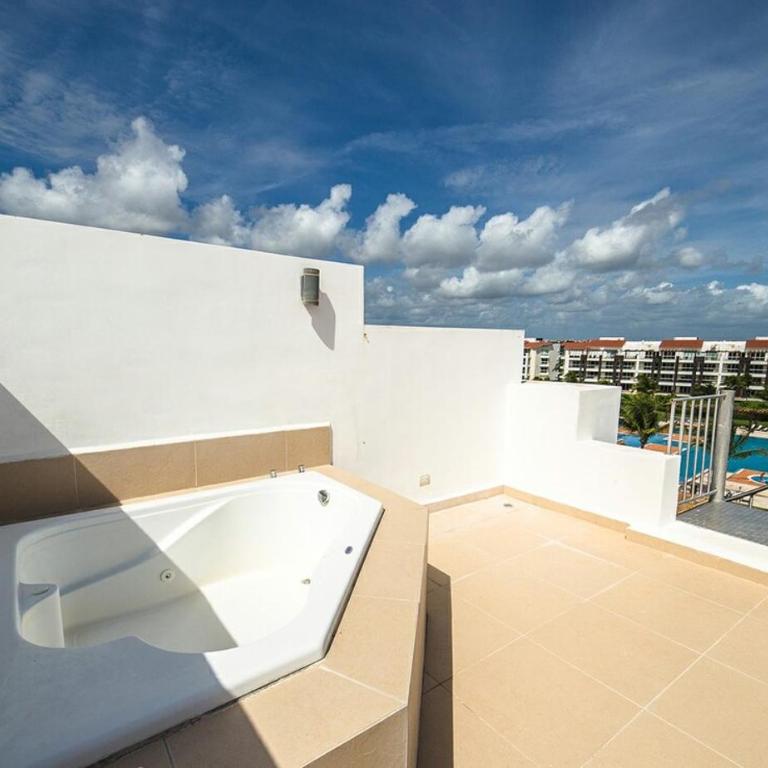 Resort-Style Pool & Private Beach with Ocean View - Two-Bedroom Apartment - 25