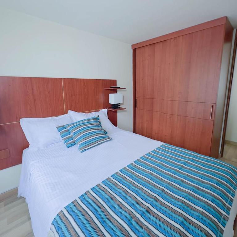 King size bed-Families-FIOS 900 Mbps- Pinar Suba - Three-Bedroom Apartment - 23