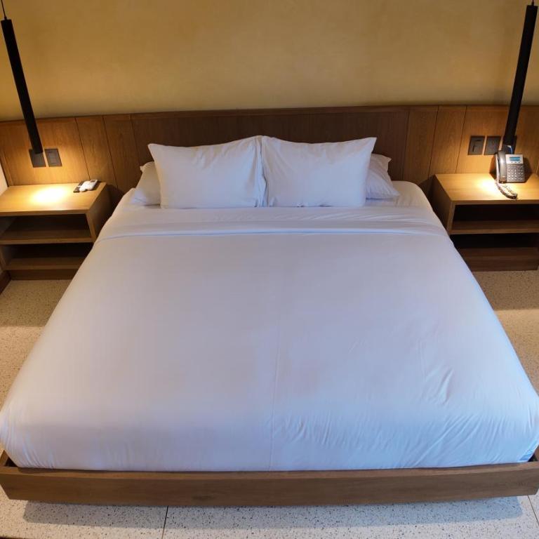 Iconik Hotel - Deluxe Suite with Spa Bath - 3