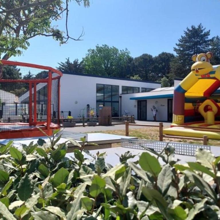 Mobil home confortable avec terrasse à Saint-Hilaire-de-Riez - API-1-52-887 - Mobile Home - 33
