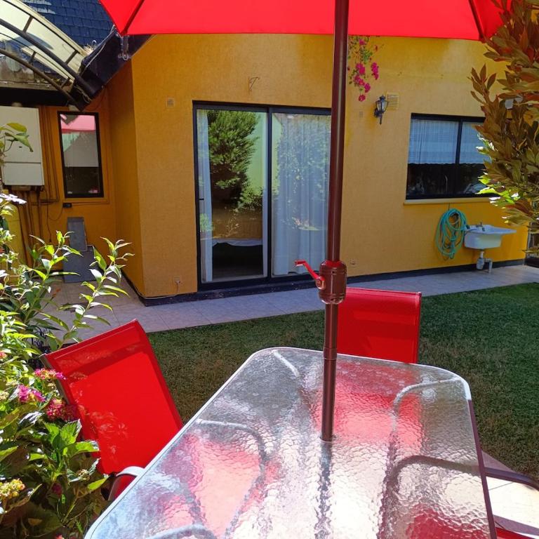 Casa completa dos pisos, tres dormitorios, terraza, estacionamiento en buen barrio - Three-Bedroom Villa - 3