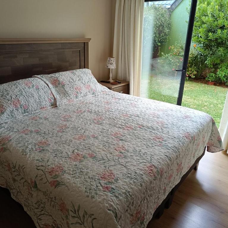 Casa completa dos pisos, tres dormitorios, terraza, estacionamiento en buen barrio - Three-Bedroom Villa - 4