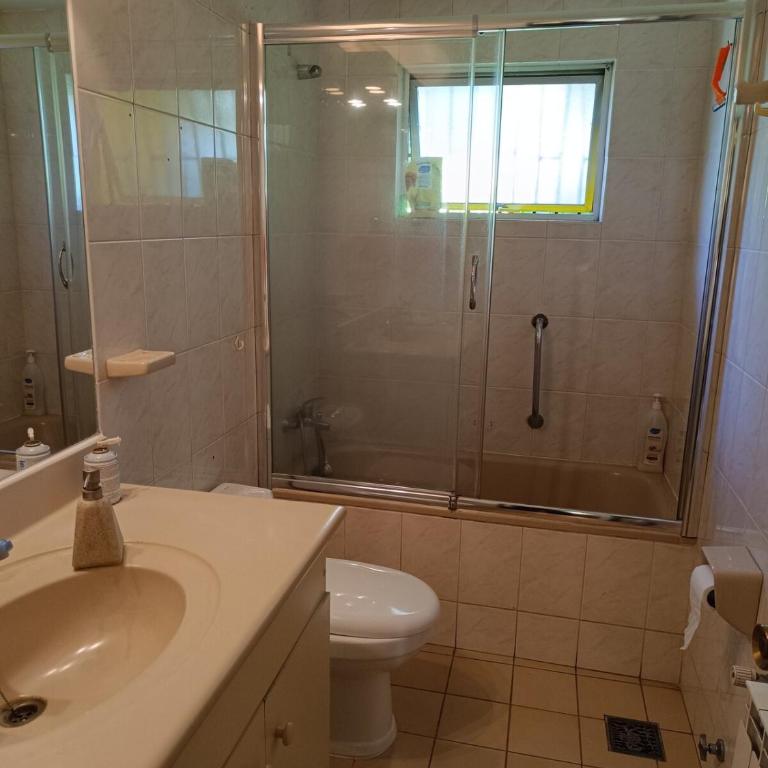Casa completa dos pisos, tres dormitorios, terraza, estacionamiento en buen barrio - Three-Bedroom Villa - 9