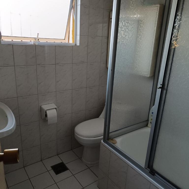 Casa completa dos pisos, tres dormitorios, terraza, estacionamiento en buen barrio - Three-Bedroom Villa - 11